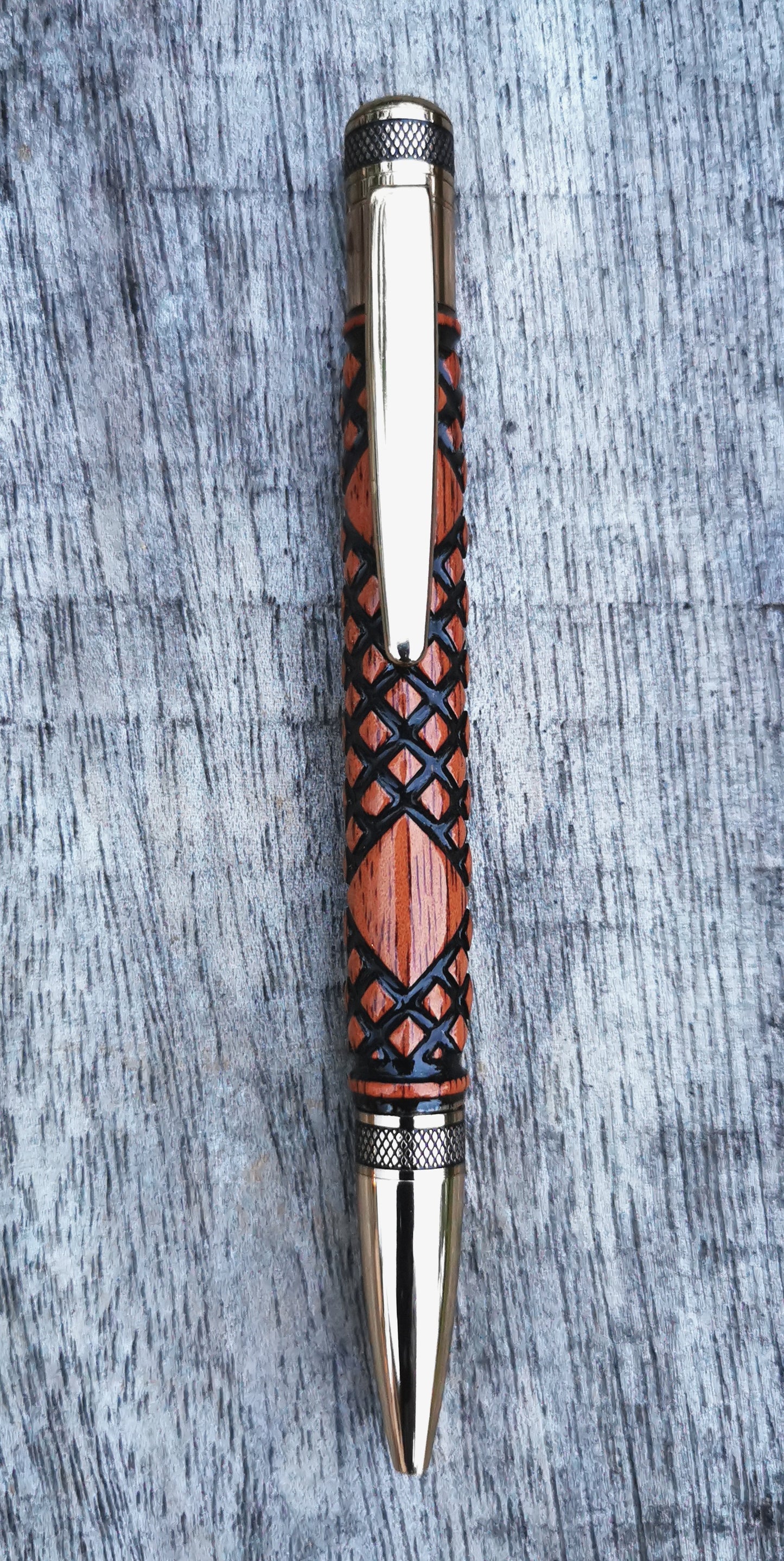 Bolígrafo Corona de madera exótica tallada.