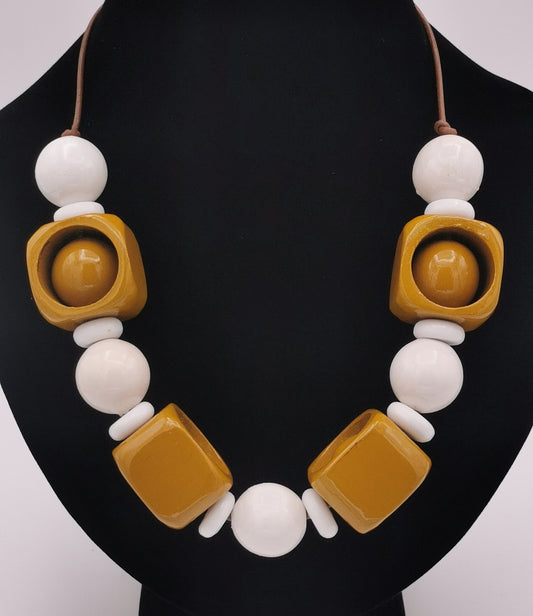 COLLAR ELMA de color blanco y Amarillo Ocher